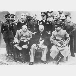 1945年2月のヤルタ会談（前列左から）チャーチル英首相、ルーズベルト米大統領、スターリン・ソ連首相（Ｃ）共同通信社