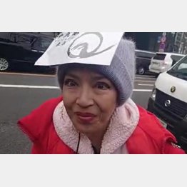 渋谷デモでカメラに向かって話し続ける小出広美さん（提供写真）