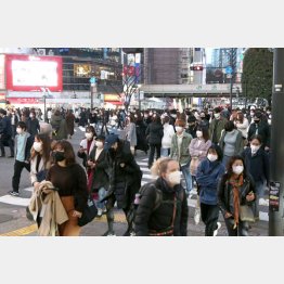 マスク着用などのコロナ対策でインフルエンザ感染が異例の低水準（東京・渋谷を歩く人々）／（Ｃ）日刊ゲンダイ