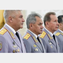 ショイグ国防相（中）はプーチン大統領の側近中、最も人気のある政治家だ（コロコリツェフ内務相＝左、ゾロトフ国家親衛隊局長＝右）　（Ｃ）ロイター／Sputnik／Kremlin