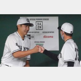 菅野（左）は桑田投手チーフコーチとグータッチ（Ｃ）日刊ゲンダイ