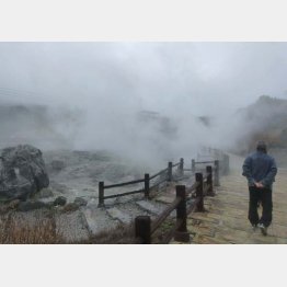 湯気に包まれる「雲仙地獄」／（Ｃ）日刊ゲンダイ