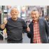 井筒和幸監督（左）とピン芸人の松元ヒロ（Ｃ）日刊ゲンダイ