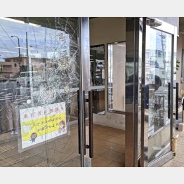暴動で割られた沖縄署の正面玄関ガラス（Ｃ）共同通信社