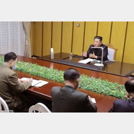 国家非常防疫司令部を視察する北朝鮮の金正恩朝鮮労働党総書記（右上）　（Ｃ）ロイター／朝鮮中央通信