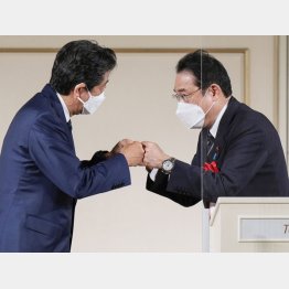 お決まりのグータッチで媚（岸田首相と安倍元首相＝左）／（Ｃ）共同通信社