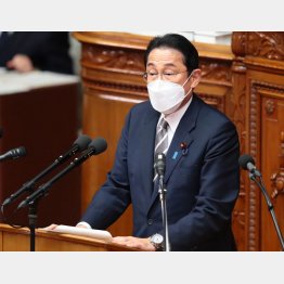 前のめり（衆院本会議で答弁する岸田首相＝25日）／（Ｃ）日刊ゲンダイ