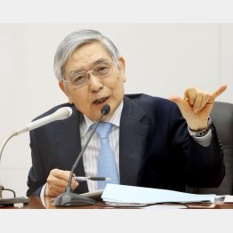 後始末を押し付けて退任予定の黒田日銀総裁（代表撮影）