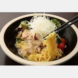 さっぱり豚しゃぶサラダ冷麺（Ｃ）日刊ゲンダイ