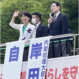 公示前に応援に駆け付けた岸田首相（左が自民党・山本佐知子候補＝後援会提供）