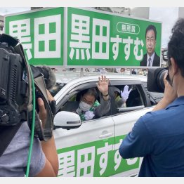 保守票も集めそうな勢いの無所属・黒田晋候補（同氏事務所提供）