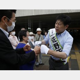 「維新」の看板を前面に押し出す佐野正人候補（Ｃ）日刊ゲンダイ