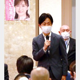 自民党・生稲晃子候補の個人演説会に出席し、応援メッセージを送る樋口高顕・千代田区長（Ｃ）日刊ゲンダイ