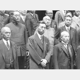 近衛内閣。中央が近衛文麿首相、その左後ろは米内光政海相、右後ろが杉山元陸相＝1938（昭和和13）年5月27日、首相官邸（Ｃ）共同通信社