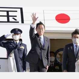 気分はすっかり「外交も岸田」（G7に続き,NATO首脳会議、日米韓首脳会談などを終え、帰国の途に就く岸田首相＝スペイン・マドリード）／（Ｃ）共同通信社