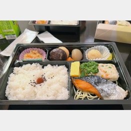 大人向けしか用意されていなかった弁当（撮影）出井康博