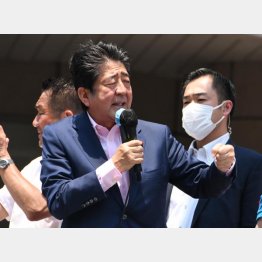 早くも後継を巡ってゴタゴタ（参院選の街頭演説で熱弁をふるう安倍元首相＝3日）／（Ｃ）日刊ゲンダイ