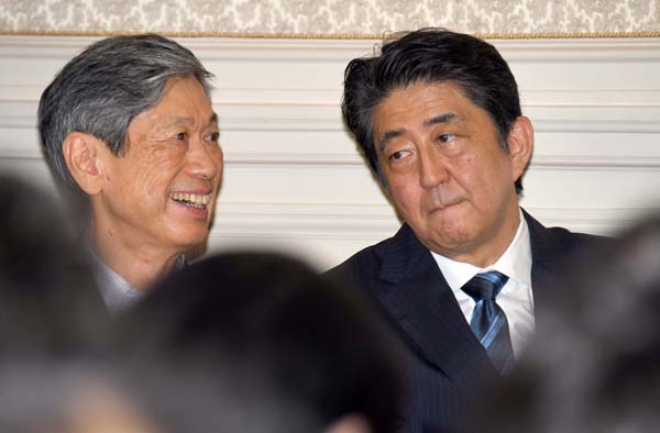 自民党両院議員で話し込む安倍元首相（右）と高村正彦氏（Ｃ）日刊ゲンダイ