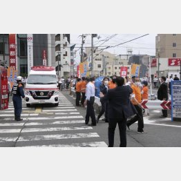 8日、安倍元首相が街頭演説中に男に銃撃され、騒然とする現場付近＝奈良市（Ｃ）共同通信社