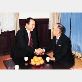 握手を交わす岸信介元首相（右）と文鮮明・旧統一教会創立者（「統一教会四十年史」より複写）