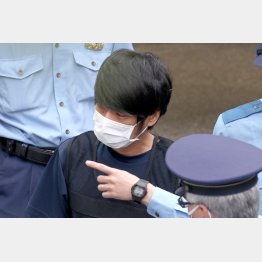 送検される山上徹也容疑者（Ｃ）日刊ゲンダイ