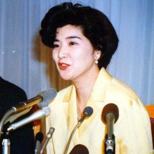 桜田淳子は当時、夫も同席して会見した（1992年）／（Ｃ）日刊ゲンダイ