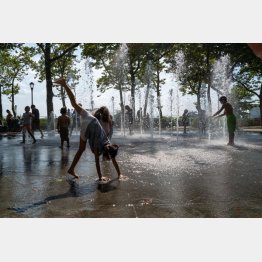 米ニューヨーク・マンハッタンの公園にある噴水で涼む子どもたち（Ｃ）ゲッティ＝共同