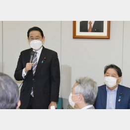 宏池会の会合で話す岸田首相（左）／（Ｃ）日刊ゲンダイ