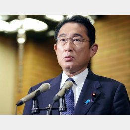 自身も衝撃？（31日、取材に応じる岸田首相）／（Ｃ）共同通信社