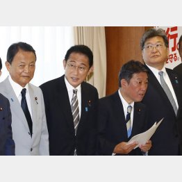 「新・男たちの悪巧み」の様相に…（自民党新執行部と岸田首相＝左から2人め）／（Ｃ）日刊ゲンダイ