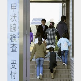 検査を受ける子どもたち（Ｃ）共同通信社