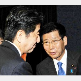 このねじれた関係は国葬の是非に関わる重大論点（安倍首相と話す衛藤晟一首相補佐官＝当時）／（Ｃ）日刊ゲンダイ