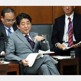 森友加計問題で厳しい質疑を受けるも、不遜な笑みを浮かべる安倍首相（2018年当時）／（Ｃ）日刊ゲンダイ