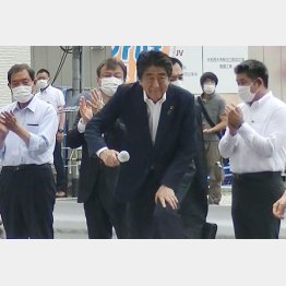 7月8日、奈良市で街頭演説に臨む安倍元首相。後方では山上徹也容疑者（右2）が、みつめていた…（Ｃ）共同通信社