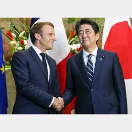 「外交のアベ」だったはずなのに…（左はマクロン仏大統領）／（Ｃ）共同通信社