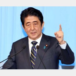 自民党大会で演説する安倍元首相（2016年）／（Ｃ）日刊ゲンダイ