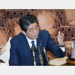 森友・加計学園問題などを巡る参院集中審議で答弁する安倍首相（2018年当時）／（Ｃ）日刊ゲンダイ