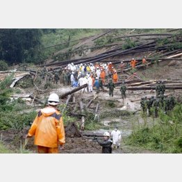 各地に被害（宮崎県三股町の土砂崩れ現場）／（Ｃ）共同通信社