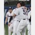 リーグ優勝を決め号泣する山田哲人と村上宗隆（Ｃ）日刊ゲンダイ