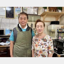 とても穏やかで笑顔が絶えない店主ご夫妻、吉成茂さんと文子さん（ともに74歳）／（Ｃ）日刊ゲンダイ