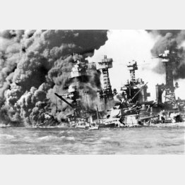日本海軍航空隊による真珠湾攻撃で炎上する米軍戦艦「カリフォルニア」＝1941年12月8日、米ホノルル・アリゾナ記念館蔵