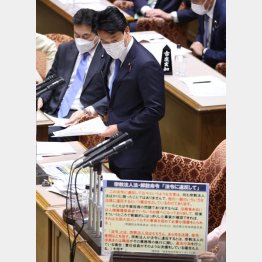 詰め寄る立憲民主党の小西洋之参院議員（参院予算委、19日）／（Ｃ）日刊ゲンダイ