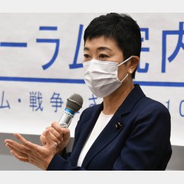 19日、「立憲フォーラム」院内集会であいさつする辻元清美参院議員（Ｃ）日刊ゲンダイ