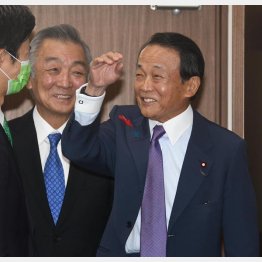 まるっきりお構いなし…（自民党の麻生太郎副総裁＝右）／（Ｃ）日刊ゲンダイ