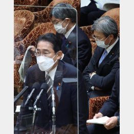 いずれ国民の関心も薄れ“逃げ切れる”と踏んでいる（寺田、秋葉両大臣を後ろ手に、答弁する岸田首相）／（Ｃ）日刊ゲンダイ