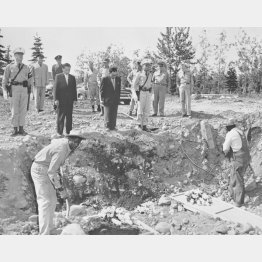 アッツ島の火葬現場（1953年＝昭和28年＝7月）／（Ｃ）共同通信社