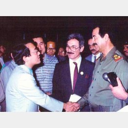 サダム・フセイン大統領と握手をする高橋和夫さん（提供写真）