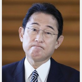 記者団の取材に応じ、領収書の不備を認める岸田首相＝24日午前、首相官邸（Ｃ）共同通信社