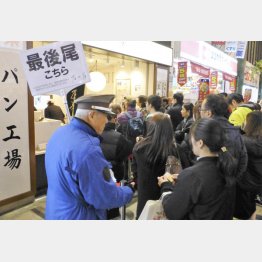 「乃が美なんば店」前に列をつくる大勢の客＝2019年（Ｃ）共同通信社