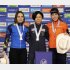 女子1500メートルで優勝し表彰台に立つ高木美帆（中央）＝カルガリー（Ｃ）共同通信社